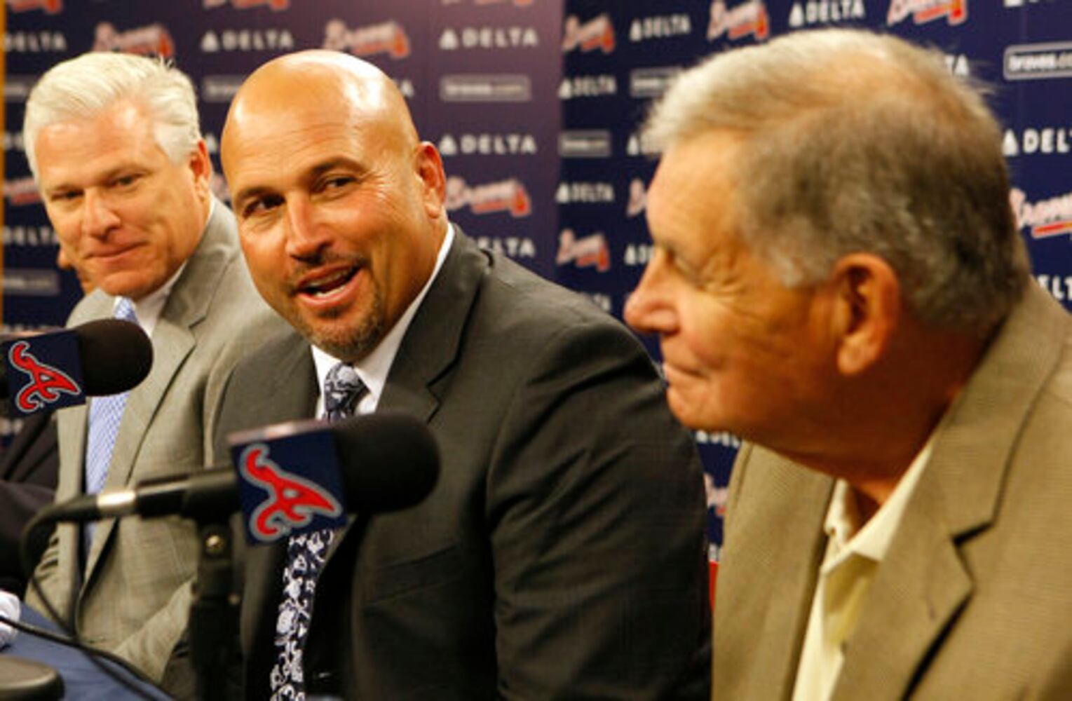 Gonzalez follows Cox as Braves manager