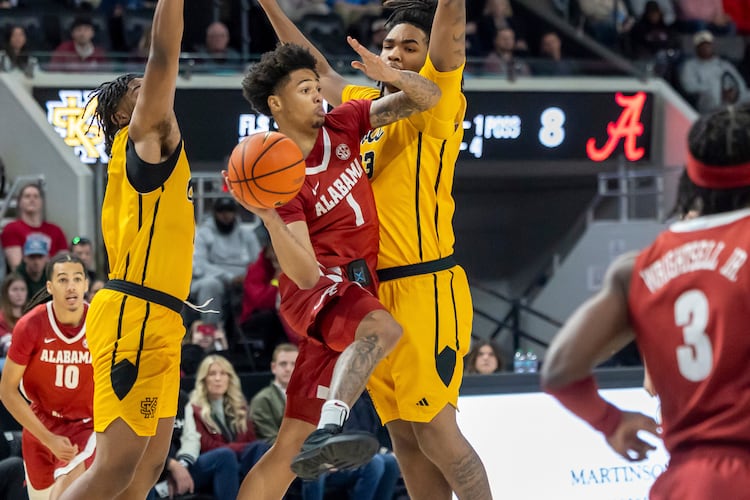 Alabama's Jalil Bethea (center) works past Kennesaw State's Ramone Seals (left) and Darius Washington III during the first half Sunday, Dec. 21, 2025, in Huntsville, Ala. The Crimson Tide won 92-81 in the Rocket City Classic. (Vasha Hunt/AP)