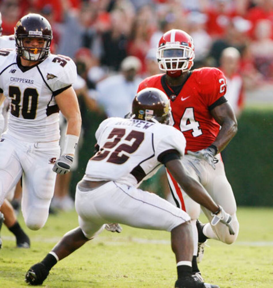 UGA's Knowshon Moreno leaps over Chippewa