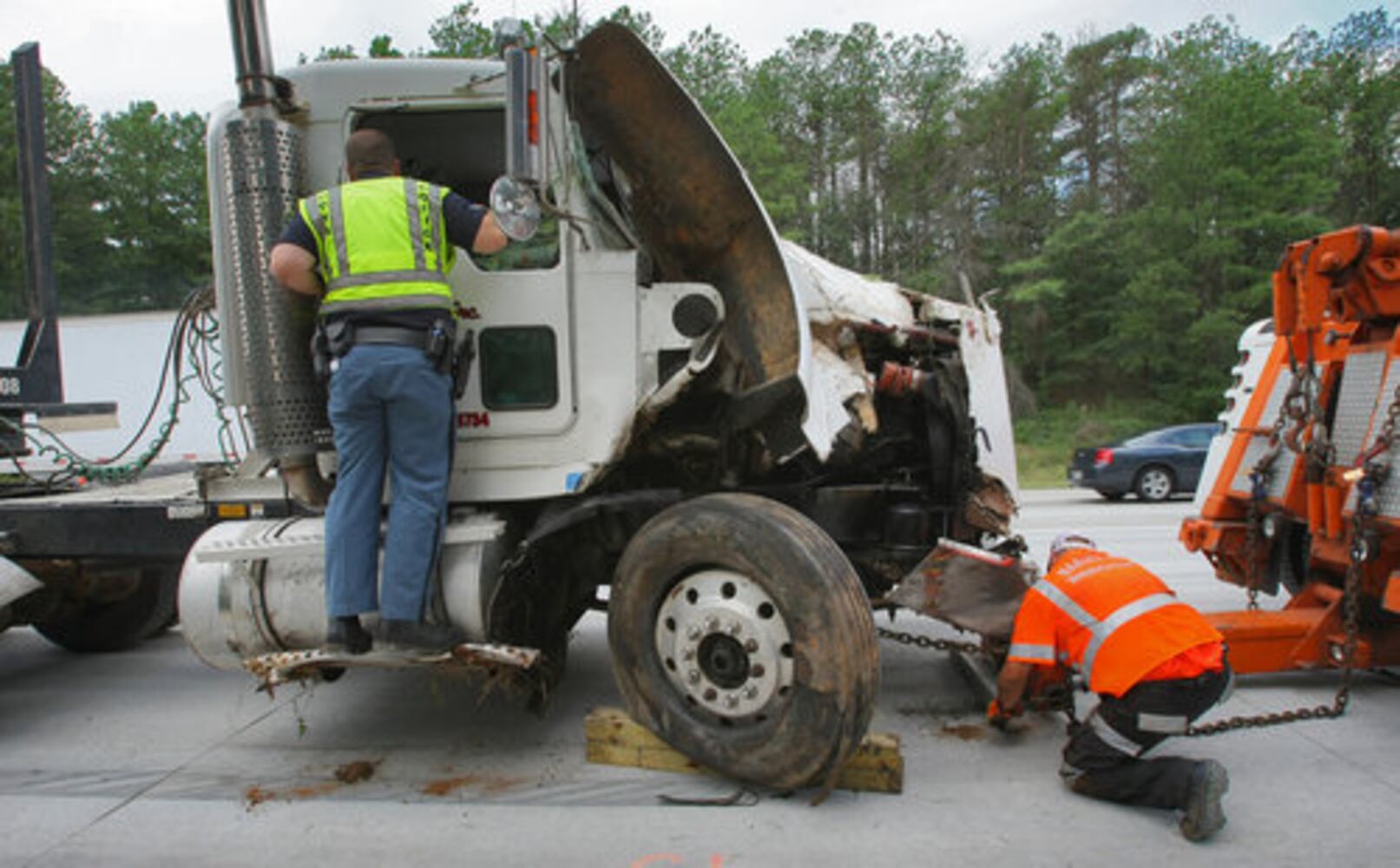 Logging truck wrecks on I-75