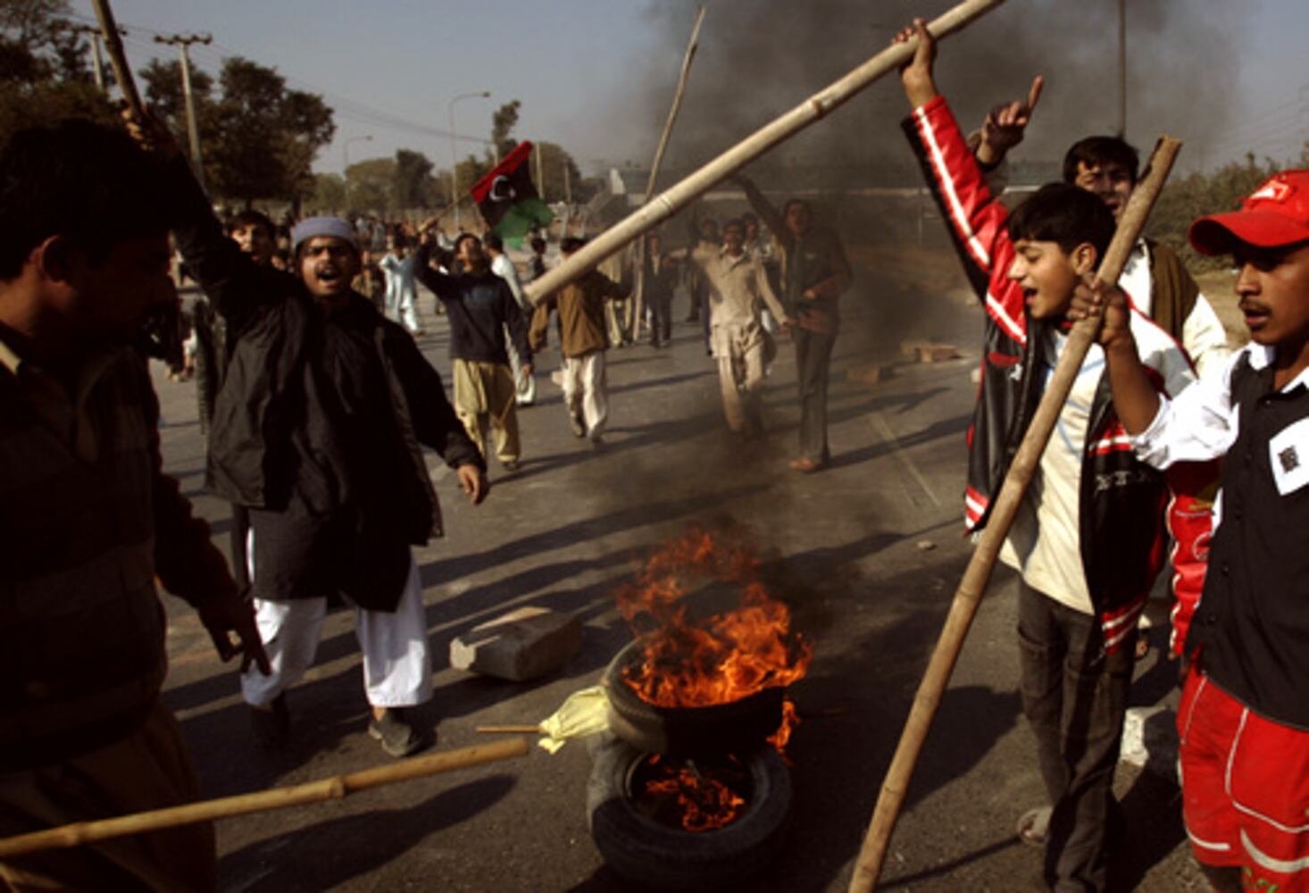 Pakistan mourns, buries Bhutto