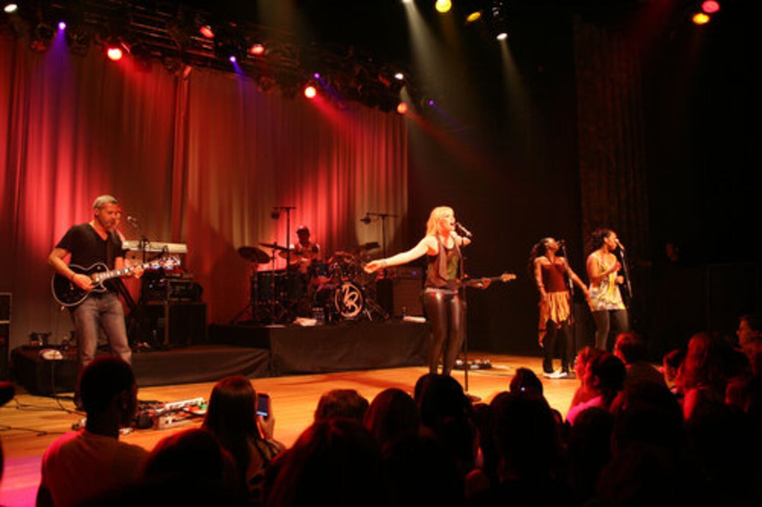 Natasha Bedingfield entertains sold-out crowd