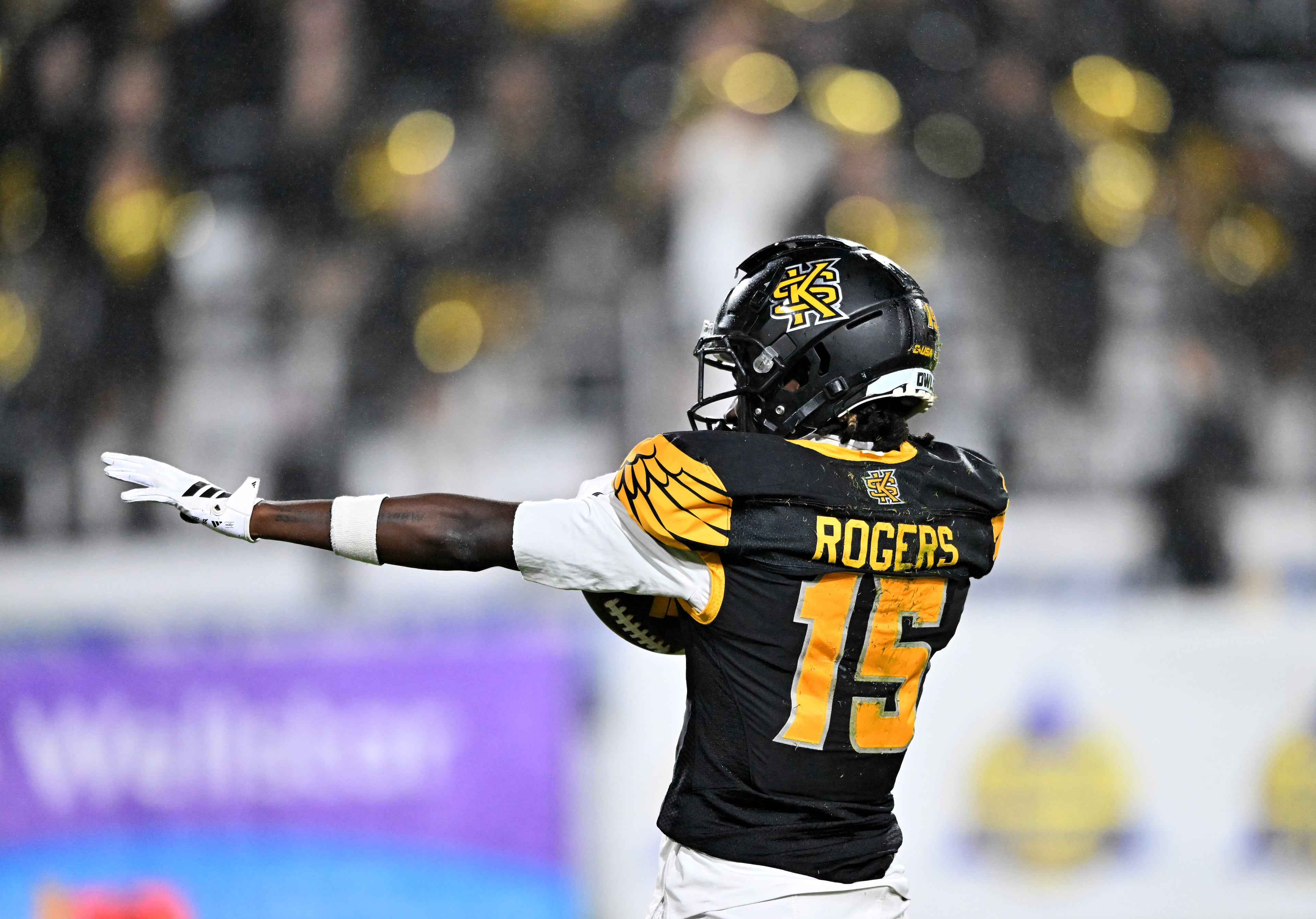 Kennesaw State wide receiver Javon Rogers (15) celebrates after the catch during the second half in an NCAA college football game at Fifth Third Stadium, Tuesday, October 28, 2025 in Kennesaw. Kennesaw State won 33-20 over University of Texas at El Paso. (Hyosub Shin / AJC)