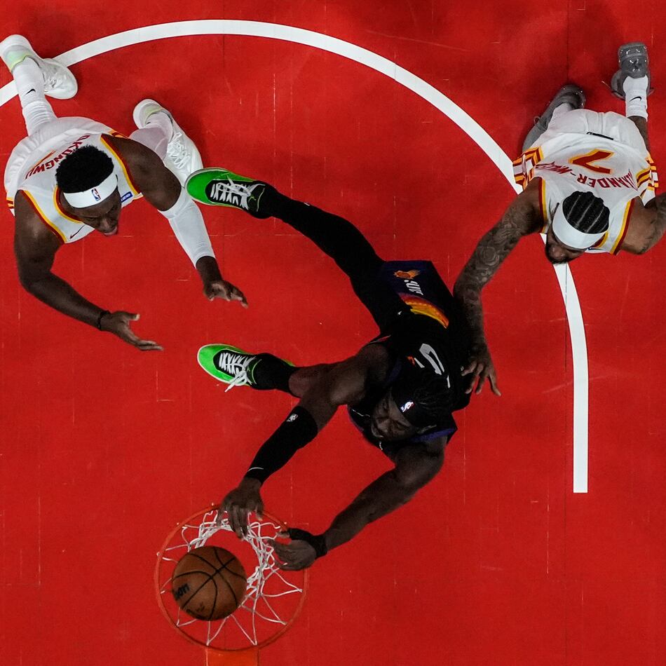 Phoenix Suns center Mark Williams (15) shoots against the Atlanta Hawks during the first half of an NBA basketball game, Friday, Jan. 23, 2026, in Atlanta. (Mike Stewart/AP)