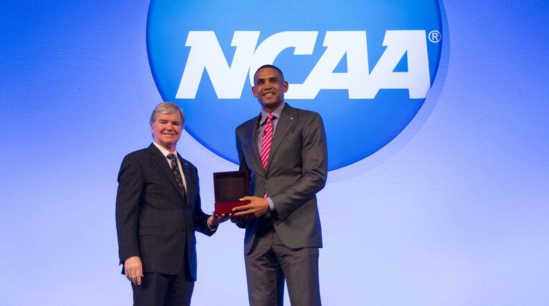 NCAA President Mark Emmert presents Hawks co-owner Grant Hill with the 2017 NCAA President’s Gerald R. Ford Award last month in Nashville.