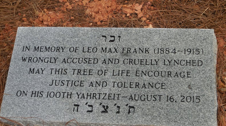 The marker at the tree planted in Leo Frank’s memory at Congregation Etz Chaim. Photo: Jennifer Brett/jbrett@ajc.com