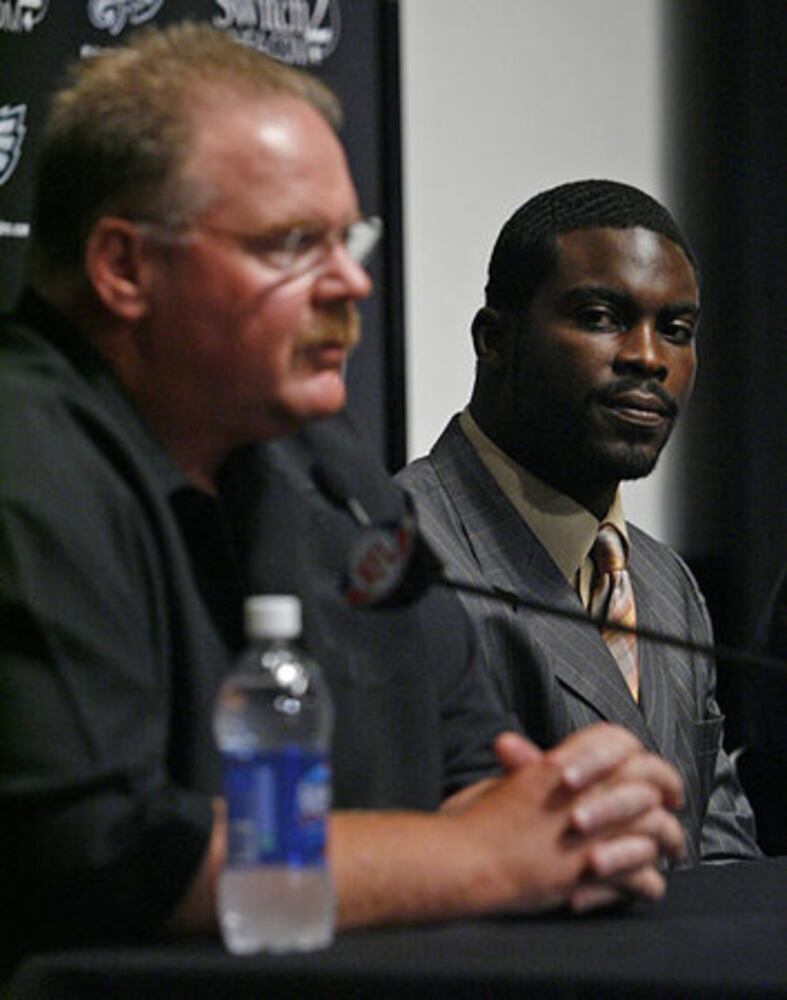 NFL: Michael Vick signs with Eagles