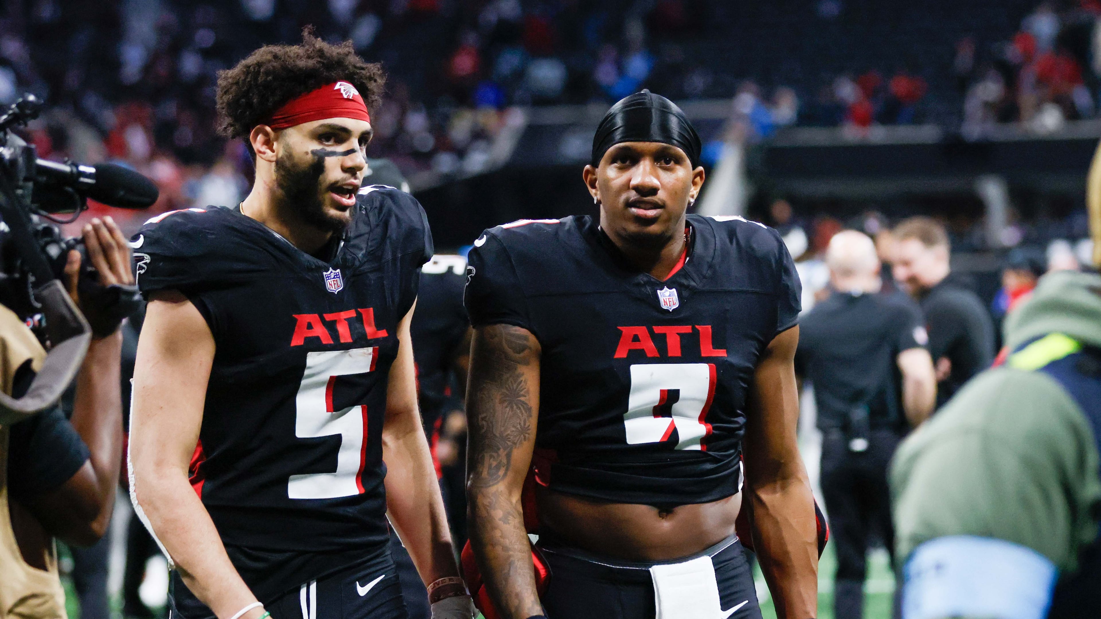 The Atlanta Falcons will have two of their top offensive weapons back this week in quarterback Michael Penix Jr. and wide receiver Drake London. Both missed last week's loss to the Dolphins with injuries. (Miguel Martinez/AJC)