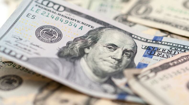 A Florida couple received some assistance from a restaurant manager in Pigeon Forge, Tennessee.