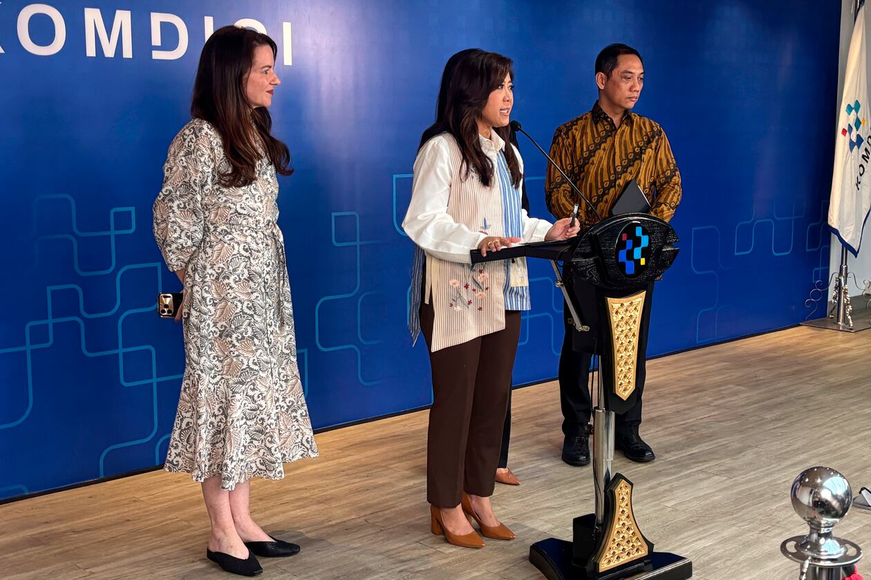 Indonesia's Minister of Communication and Digital Affairs Meutya Hafid, center, speaks to the media as the Director General for Digital Space Supervision Alexander Sabar, right, and Roblox's Vice President for Global Public Policy Nicky Jackson Colaco, left, listen during a press conference in Jakarta, Indonesia, Thursday, April 30, 2026. (AP Photo/Edna Tarigan)