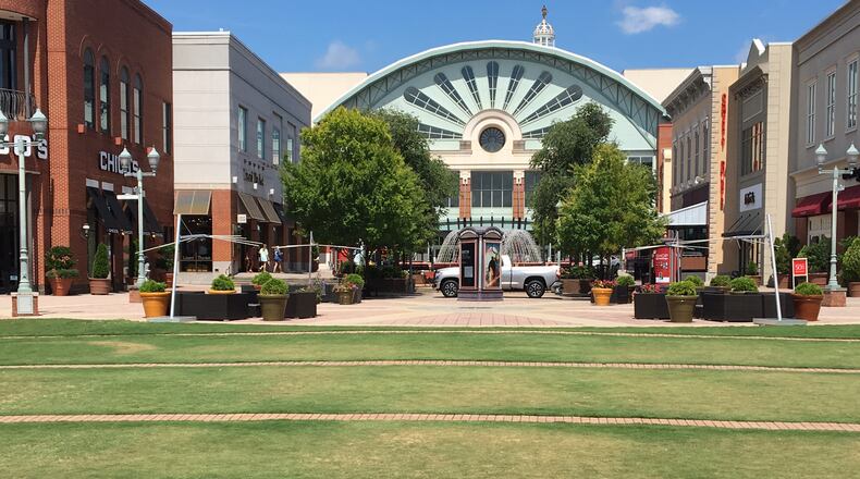 Patrons of surrounding restaurants could bring their alcoholic beverage to an outdoor movie or concert at the mall's amphitheater