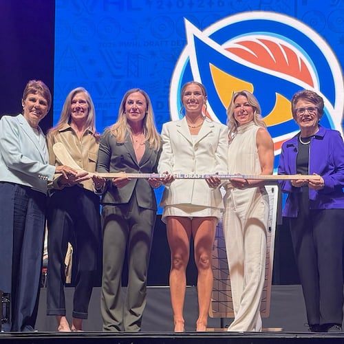 Wisconsin defender Caroline Harvey, center right, who was selected by the Vancouver Goldeneyes with the No. 1 overall pick in the PWHL draft, poses with Vancouver general manager Cara Gardner Morey, second from right, tennis icon and PWHL board member Billie Jean King, right, King's wife Ilana Kloss, and others, Wednesday, June 17, 2026, in Detroit. AP Photo/John Wawrow)