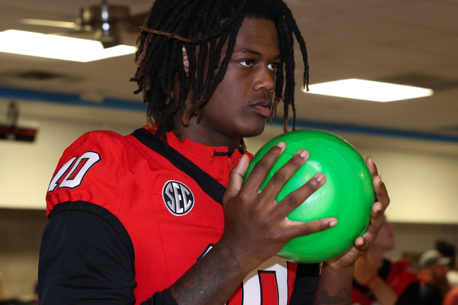 UGA tight end Elyiss Williams steps up to the lane during the third annual Chick-fil-A Dawg Bowl fundraiser for Parkinson’s and Crohn’s disease research at Showtime Bowl in Athens on Wednesday, Oct. 22, 2025. (C.J. Bartunek for the AJC)
