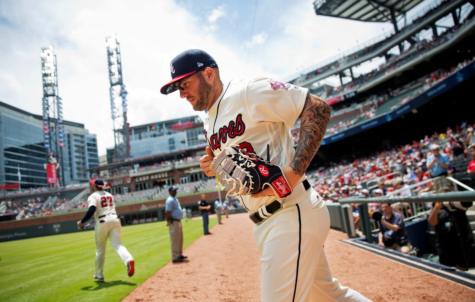 Photos: Braves welcome new first baseman Matt Adams