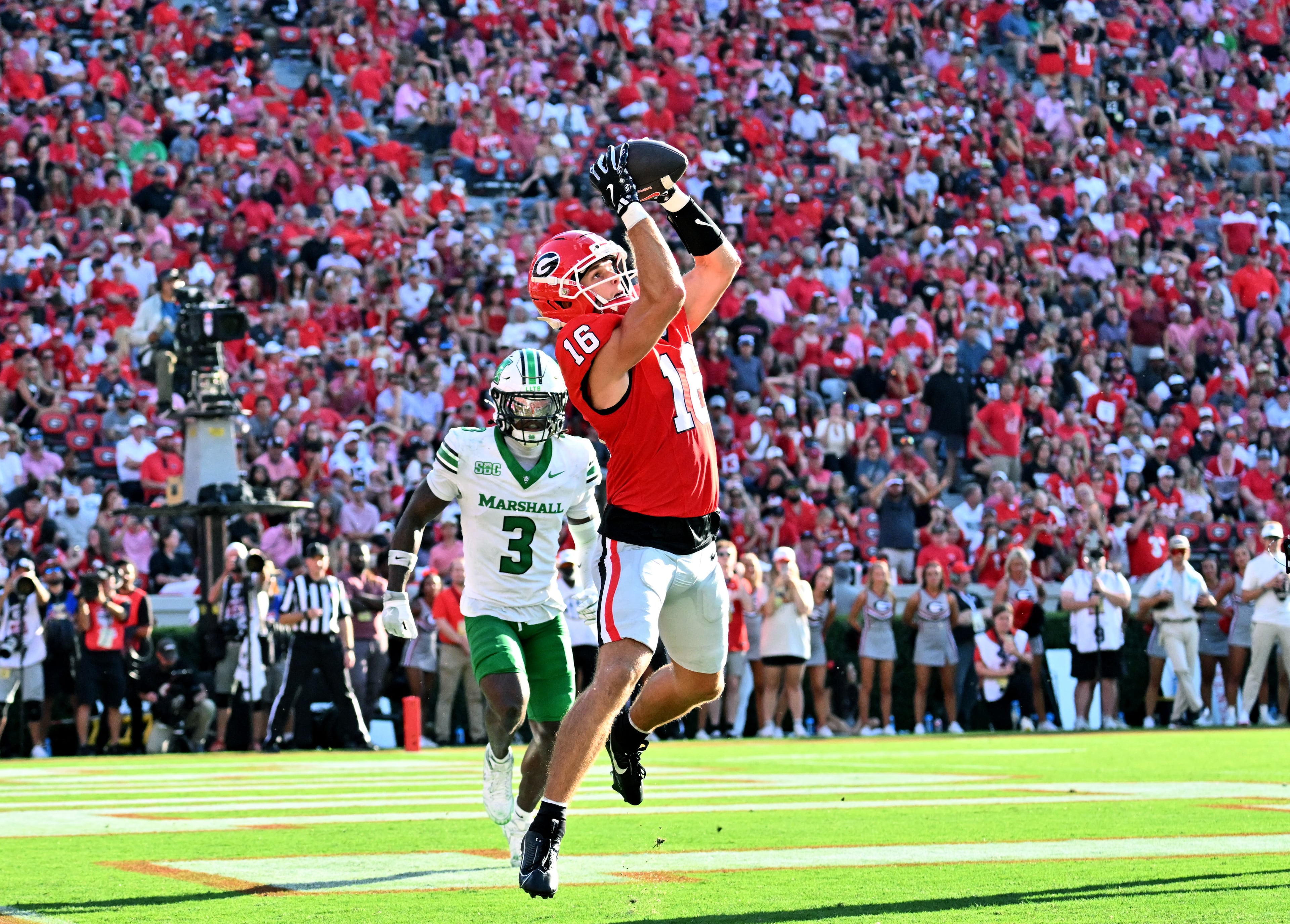 Georgia wide receiver London Humphreys (16) makes a touchdown catch during the second half in an NCAA football game at Sanford Stadium, Saturday, August 30, 2025, in Athens. Georgia won 45-7 over Marshall. (Hyosub Shin / AJC)