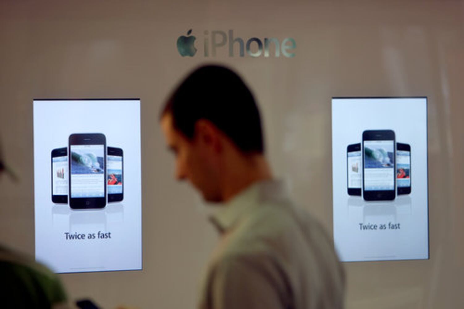 Customers line up for iPhone 3G