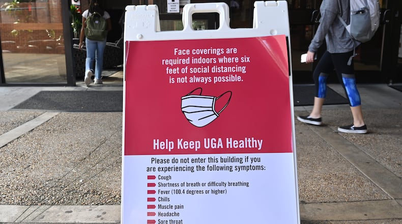 September 23, 2020 Athens - Students wear face masks as they make their way through the campus in the University of Georgia campus in Athens on Wednesday, September 23, 2020. (Hyosub Shin / Hyosub.Shin@ajc.com)