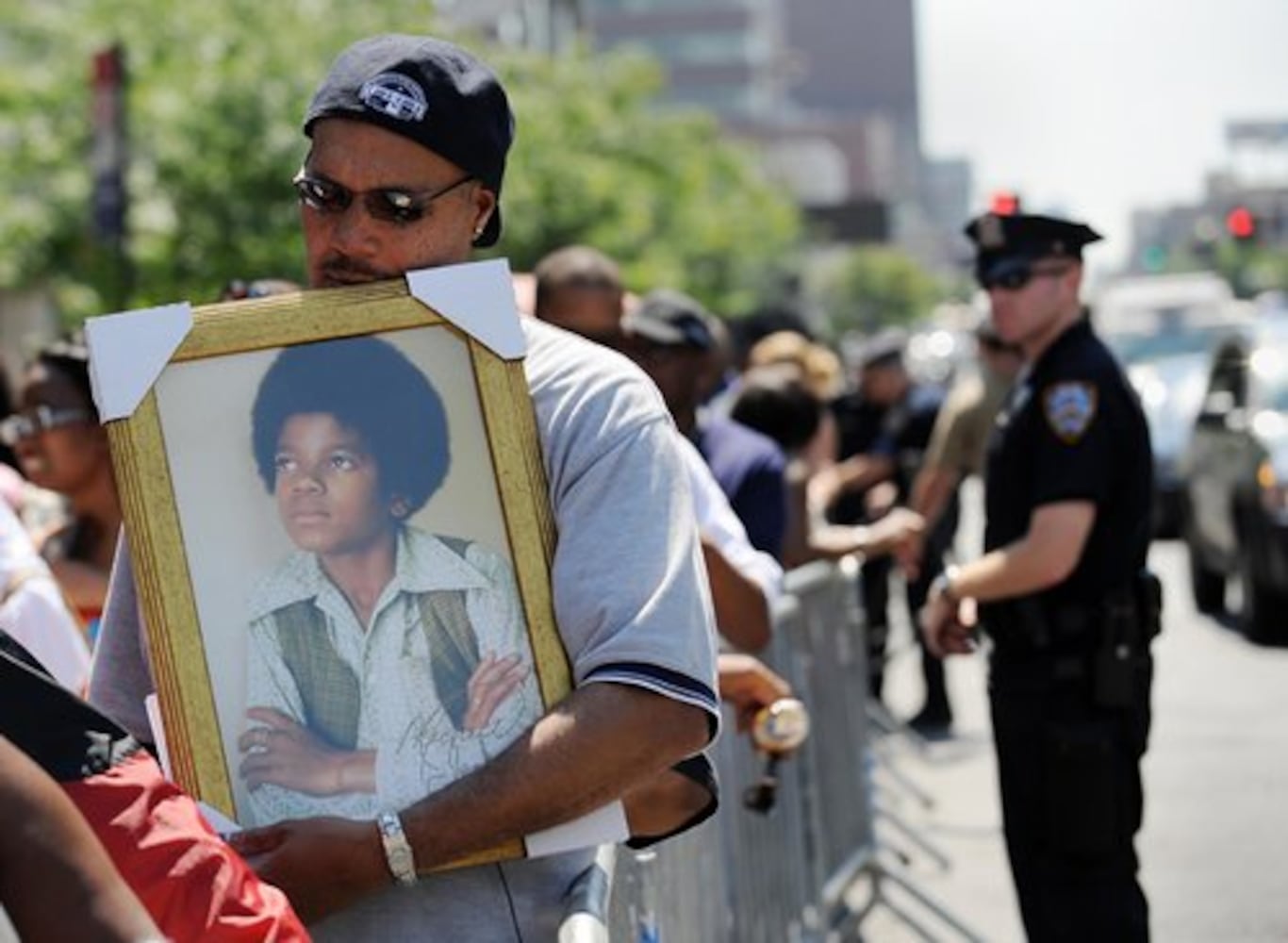 Fans honor Michael Jackson at Apollo Theater