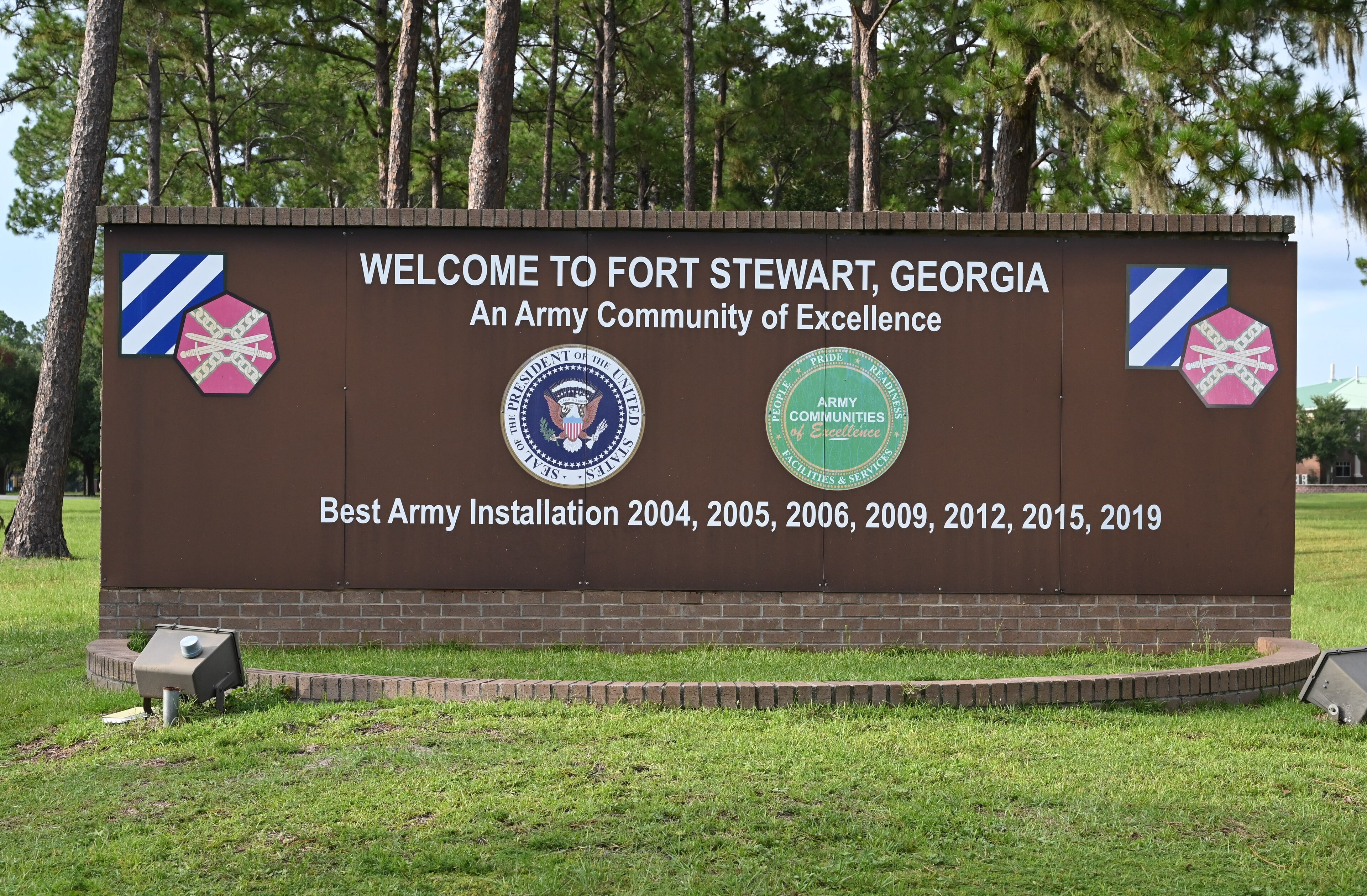 Photo shows the main gate of Fort Stewart, Wednesday, August 6, 2025, in Hinesville. A U.S. Army sergeant opened fire at Fort Stewart on Wednesday, injuring five of his fellow soldiers at the southeast Georgia base, authorities said. (Hyosub Shin/AJC)