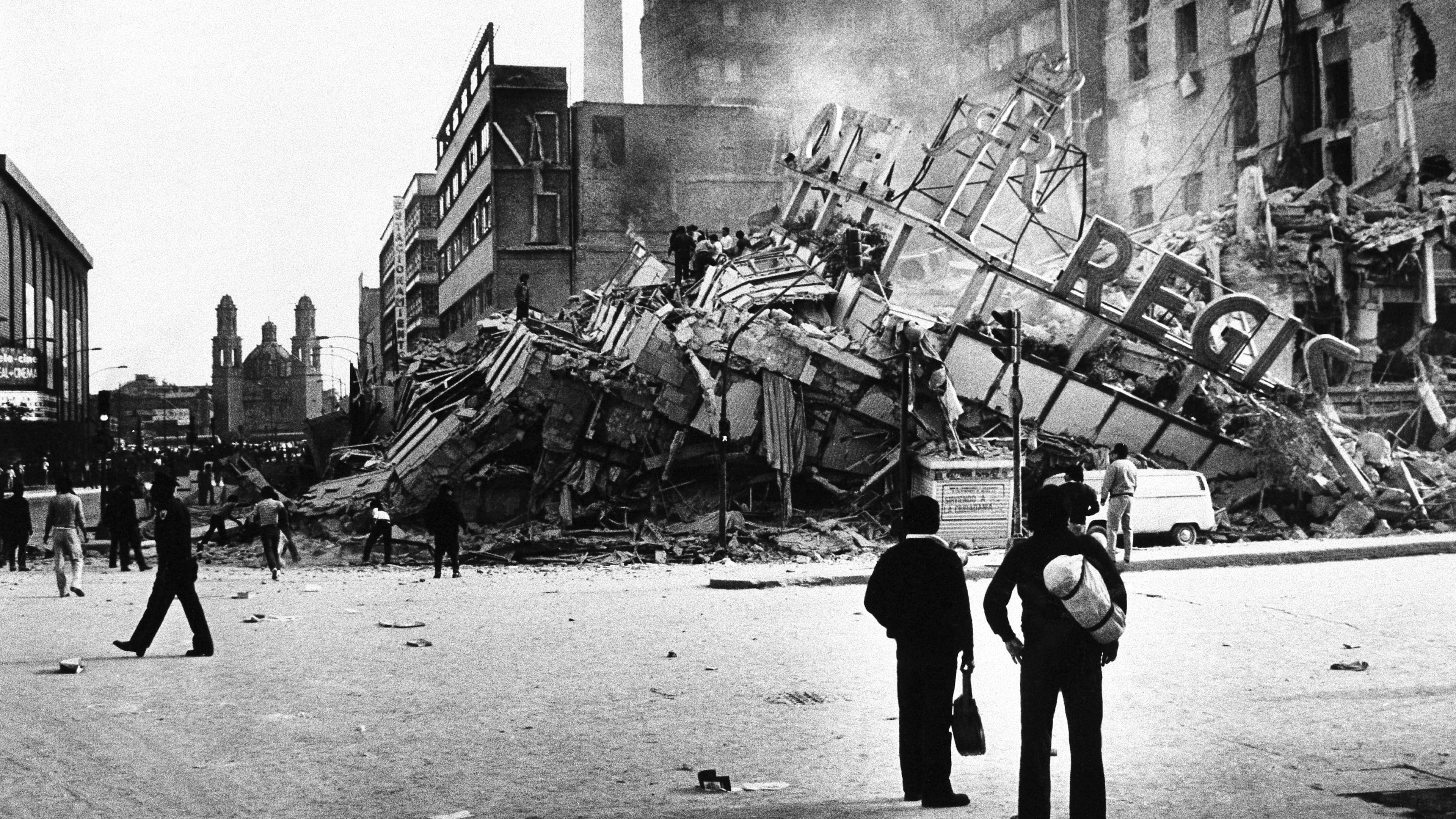 FILE - People inspect the destroyed Hotel Regis after an earthquake hit Mexico City, Sept. 19, 1985. (AP Photo/Paul Conklin, File)
