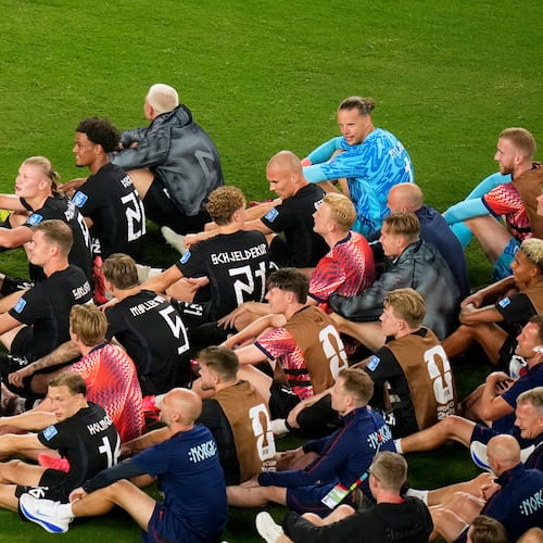 Norway's players perform a rowing ritual during the World Cup Group I soccer match between Norway and Senegal in East Rutherford, N.J., near New York, Monday, June 22, 2026. (AP Photo/Seth Wenig)