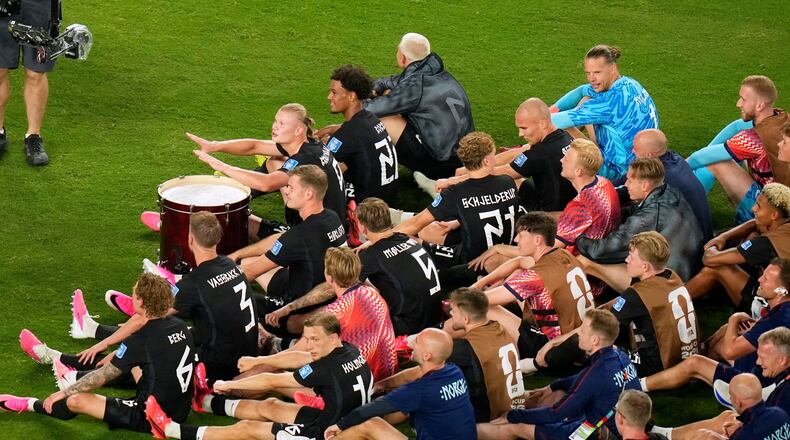 Norway's players perform a rowing ritual during the World Cup Group I soccer match between Norway and Senegal in East Rutherford, N.J., near New York, Monday, June 22, 2026. (AP Photo/Seth Wenig)