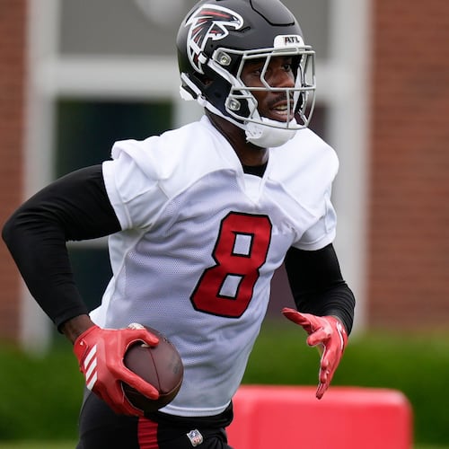 Atlanta Falcons tight end Kyle Pitts Sr. works out during NFL football practice, Monday, June 8, 2026, in Flowery Branch, Ga.(AP Photo/Mike Stewart)