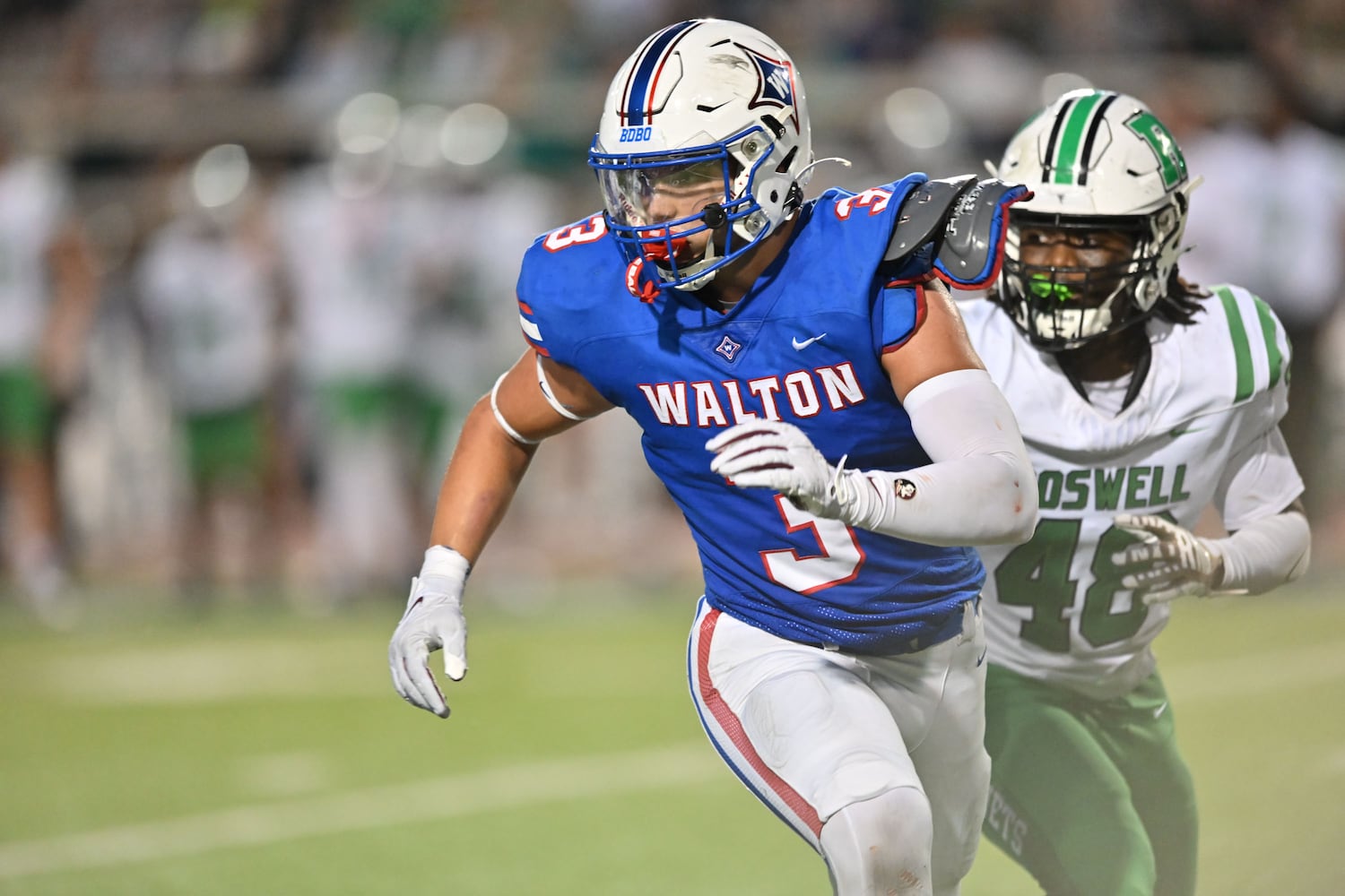 Walton middle linebacker Noah Lavallee (3) outruns Roswell middle linebacker Aaron Evans (48) while on defense during the first half of a game Friday, August 29, 2025 at Walton High School. (Daniel Varnado/For the Atlanta Journal-Constitution)