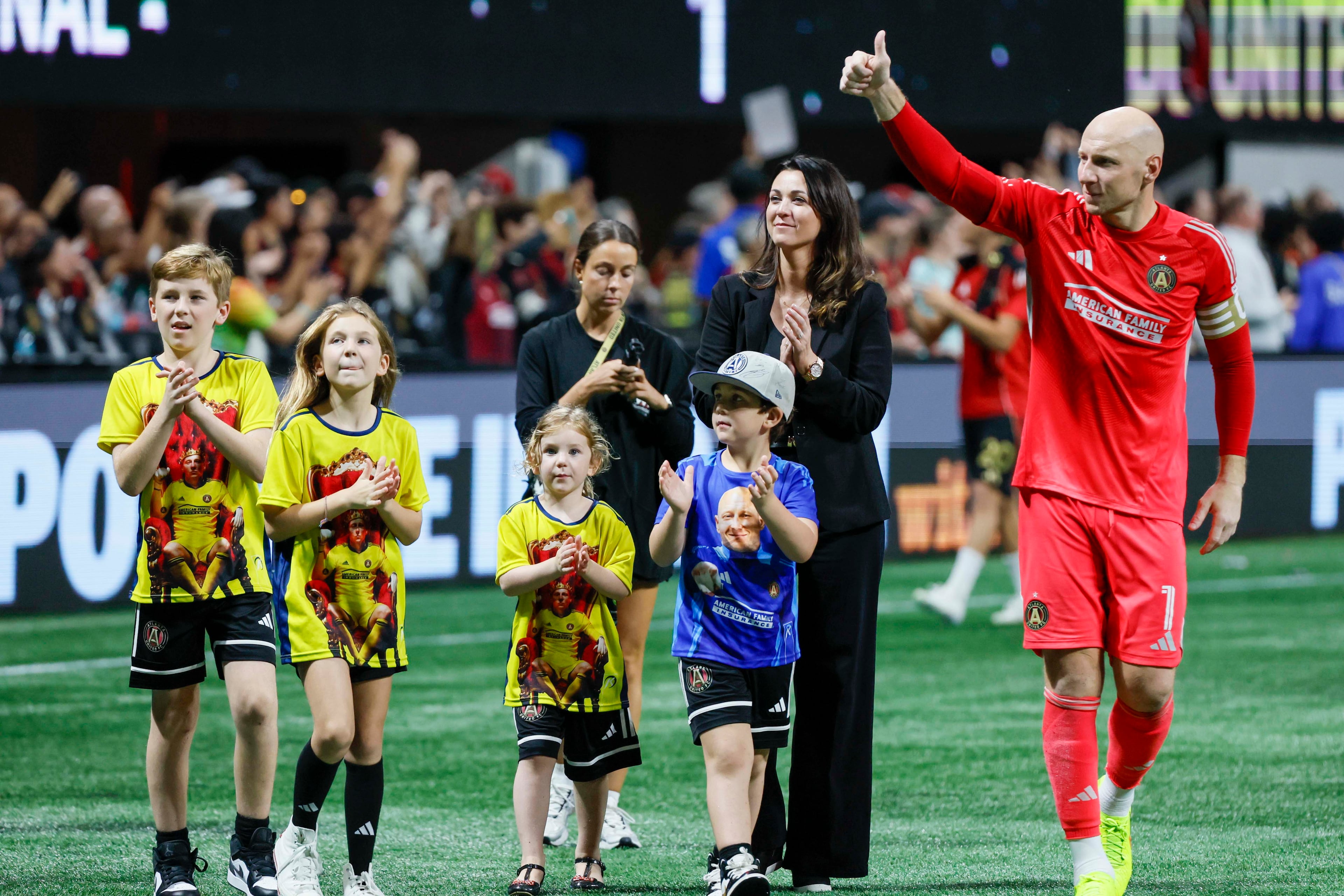 Brad Guzan, accompanied by his wife Breanne Guzan and their kids, signals to the crowd after the game at Mercedes-Benz Stadium on October 18, 2025, in Atlanta, GA. Brad Guzan retires from professional soccer, hanging up his gloves after a career that has lasted over two decades.
(Miguel Martinez/ AJC)