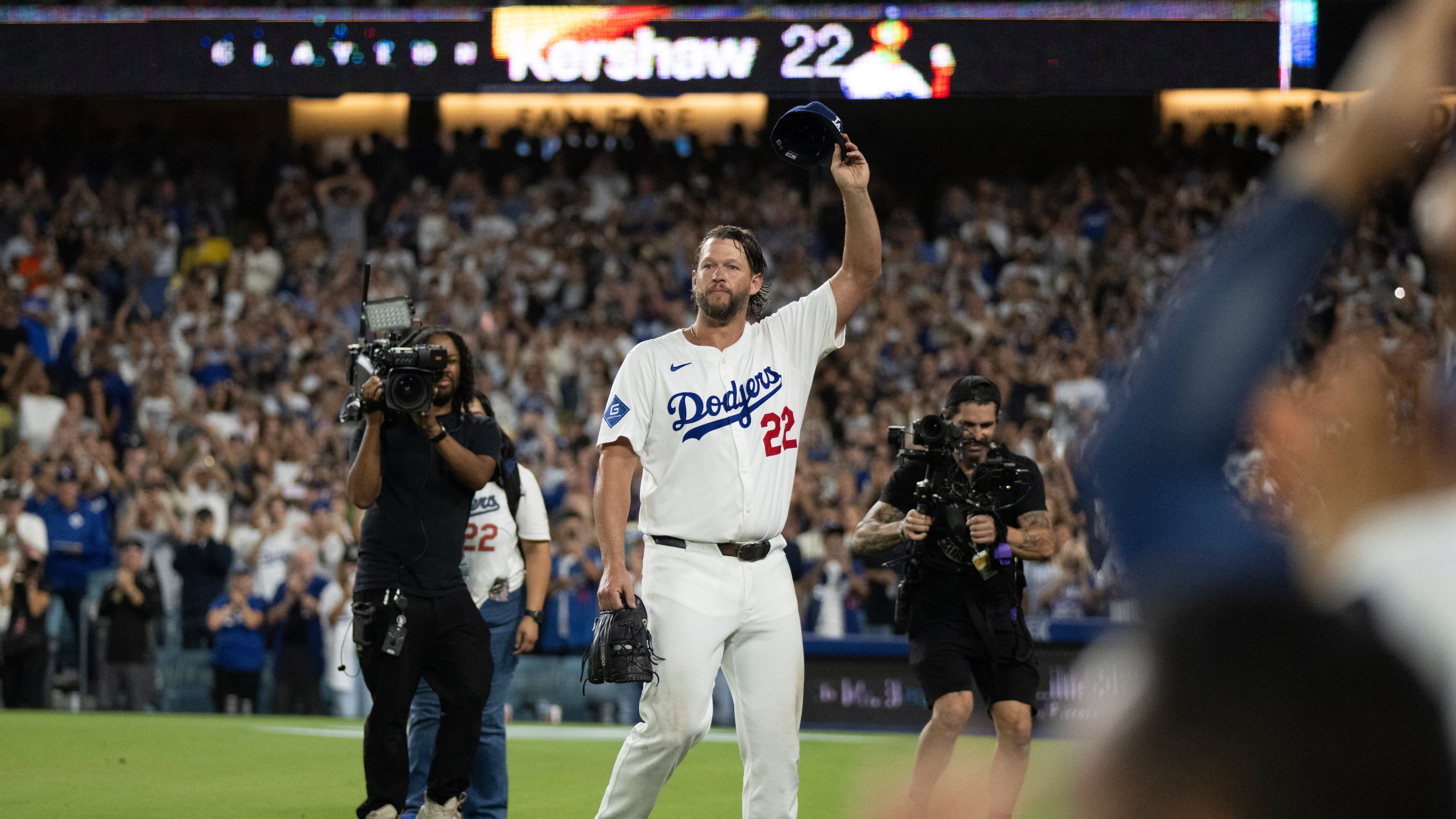 Los Angeles Dodgers starting pitcher Clayton Kershaw (22) tips his cap after being removed during the fourth inning of a baseball game against the San Francisco Giants in Los Angeles, Friday, Sept. 19, 2025. (AP Photo/Kyusung Gong)