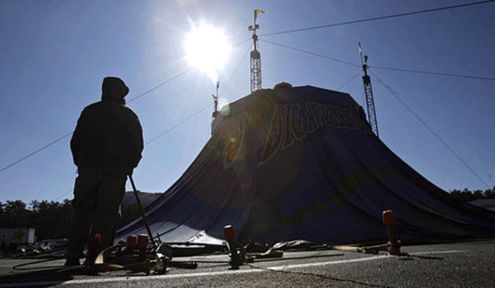 Big Apple Circus: Raising of the tent