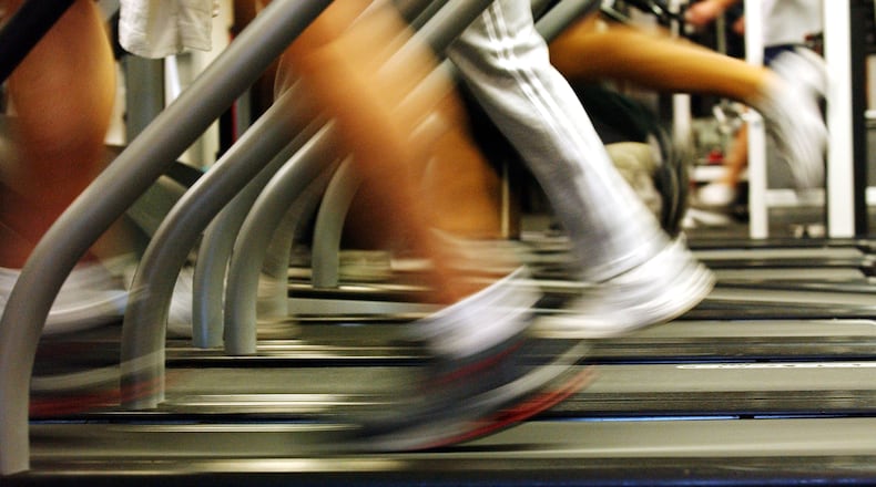 BROOKLYN, NEW YORK - JANUARY 2: People run on treadmills at a New York Sports Club January 2, 2003 in Brooklyn, New York. (Photo by Spencer Platt/Getty Images)