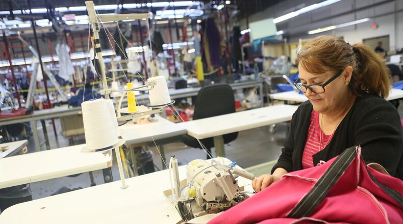 María Cambrón makes a blanket for a furniture from Jaxx collection, produced by Luvu Brands, which is located near Norcross. Photo: Miguel Martínez /MundoHispanico