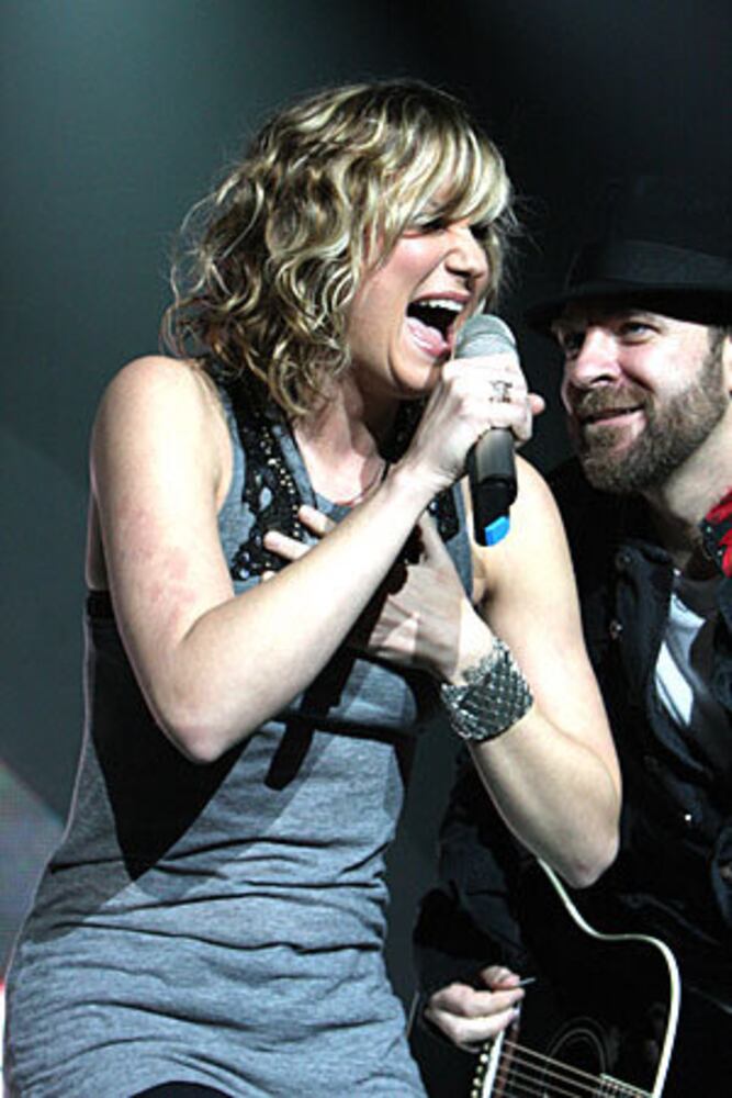 Sugarland kicks off tour at Gwinnett Arena