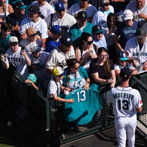 Seattle Mariners starting pitcher Kade Anderson signs autographs in the bullpen before making his major league debut against the Chicago Cubs in a baseball game, Saturday, Aug. 22, 2026, in Seattle. (AP Photo/Lindsey Wasson)