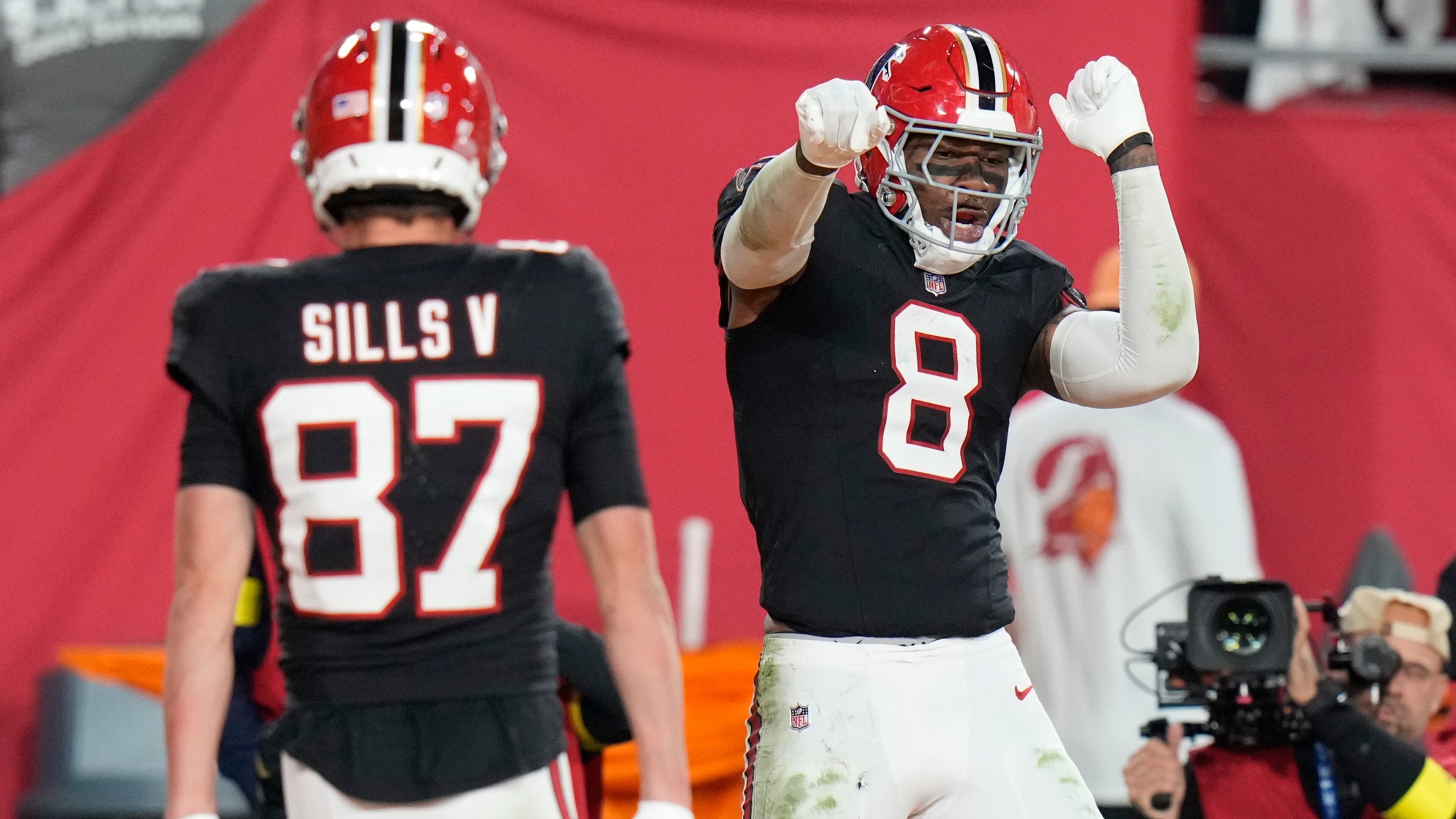 Atlanta Falcons tight end Kyle Pitts Sr. (8) celebrates his touchdown against the Tampa Bay Buccaneers during the first half of an NFL football game, Thursday, Dec. 11, 2025, in Tampa, Fla. (AP Photo/Chris O'Meara)
