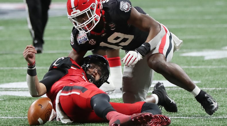 010121 ATLANTA: Georgia outside linebacker Adam Anderson sacks Cincinnati quarterback Desmond Ridder during the 4th quarter in the NCAA college football Peach Bowl game on Friday, Jan. 1, 2021, in Atlanta. Georgia came from behind to beat Cincinnati 24-21.     Curtis Compton / Curtis.Compton@ajc.com”