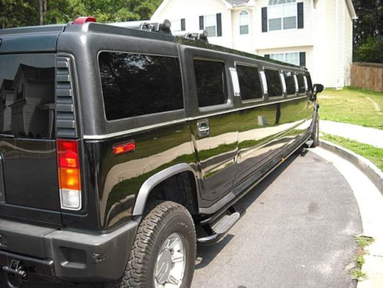 $875,000 found in Black Mafia limo