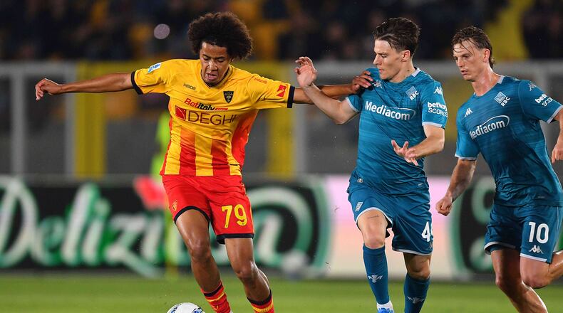 Lecce's Oumar Ngom, left, and Fiorentina's Nicolò Fagioli, center, in action during an Italian Serie A soccer match between Lecce and Fiorentina in Lecce, Italy, Monday, April 20, 2026. (Giovanni Evangelista/LaPresse via AP)