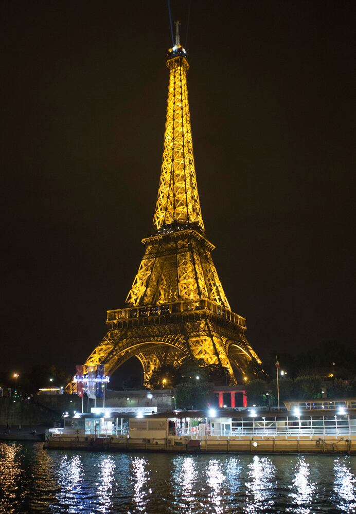 Images of famous landmarks along the Seine River