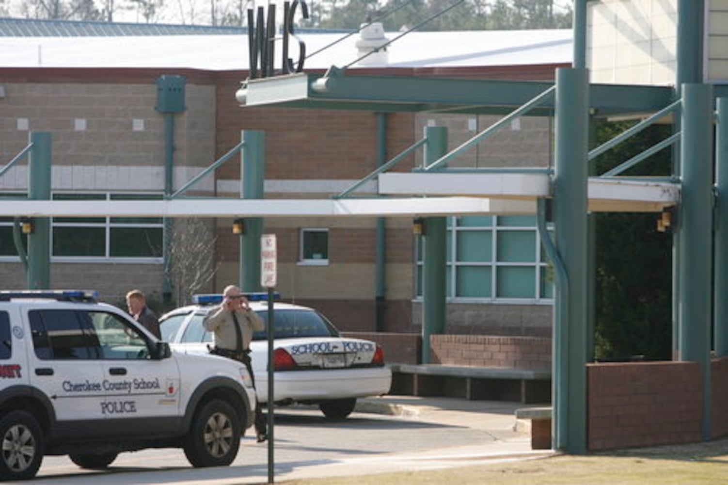 Police surround Woodstock High, remove gun