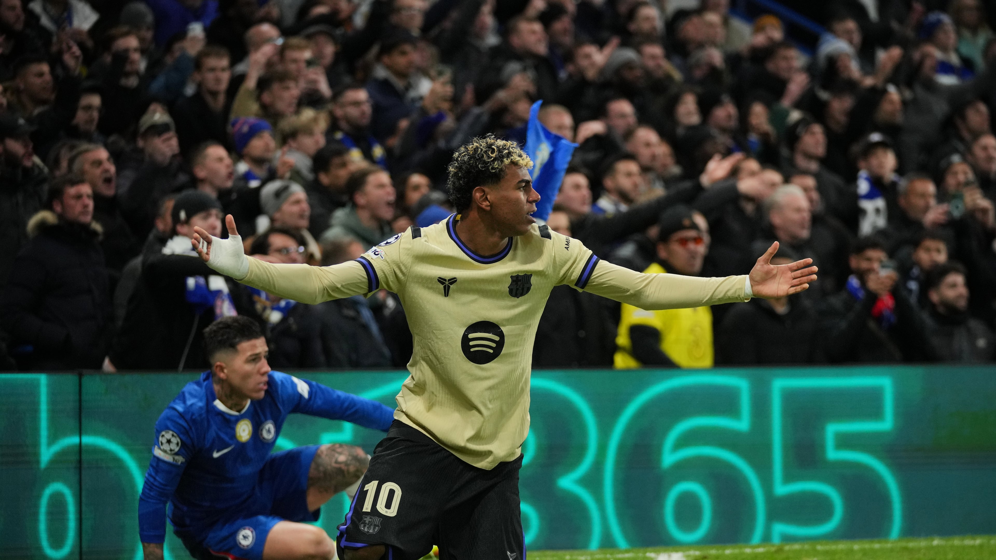 Barcelona's Lamine Yamal gestures during the Champions League opening phase soccer match between Chelsea and Barcelona in London, Tuesday, Nov. 25, 2025. (AP Photo/Kin Cheung)