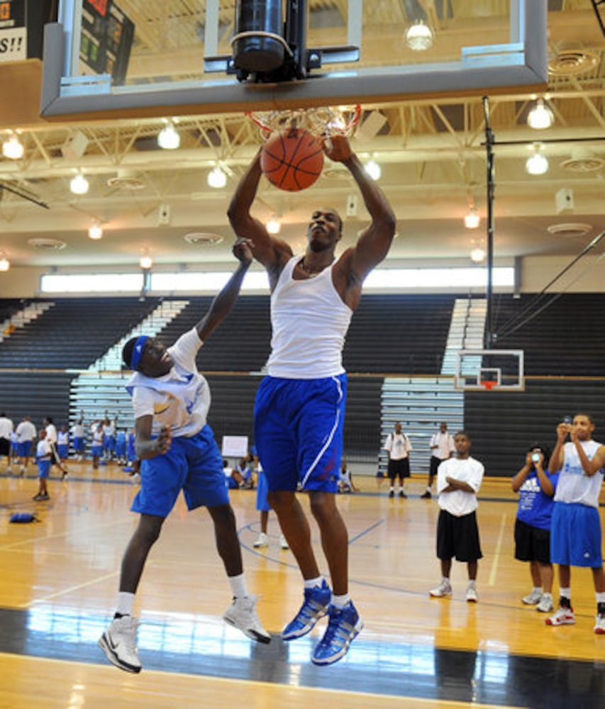 Dwight Howard hosts basketball camp