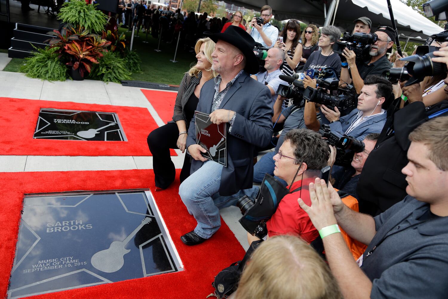 Garth Brooks, Trisha Yearwood get stars