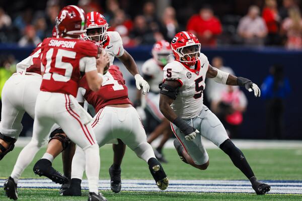 Georgia linebacker Raylen Wilson (right) pressures Alabama quarterback Ty Simpson during their SEC championship game at Mercedes-Benz Stadium on Saturday, Dec. 6, 2025, in Atlanta. (Jason Getz/AJC)