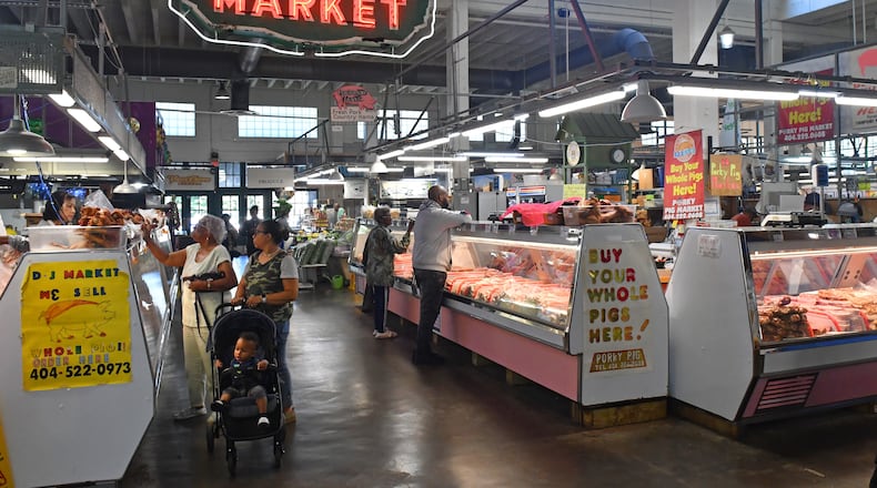 220928 Atlanta, Ga: Inside the Municipal Market. 102322 Municipal Market in Sweet Auburn (The Curb Market), History and 102322 Sweet Auburn. One shoot for two stories: one on the history of the market, and another for the Fall Dining Guide (stalls/food hall). Photo taken Wednesday September 28, 2022. (CHRIS HUNT FOR THE ATLANTA JOURNAL-CONSTITUTION)