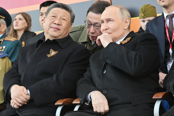 Le président russe Vladimir Poutine, à droite, et le président chinois Xi Jinping regardent le défilé militaire quotidien de la victoire à Moscou, en Russie, le vendredi 9 mai 2025, lors de la célébration du 80e anniversaire de la victoire de l'Union soviétique contre la Allemagne nazie pendant la Seconde Guerre mondiale. (Mikhail Korytov / agence hôte de photo Ria Novosti via AP)