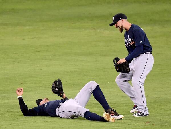  Ender Inciarte (right) celebrates after Johan Camargo (on ground) made a spectacular game-ending catch in the Braves' 6-3 win Thursday night at Dodger Stadium, snapping the Dodgers' 11-game winning streak. (AP photo)