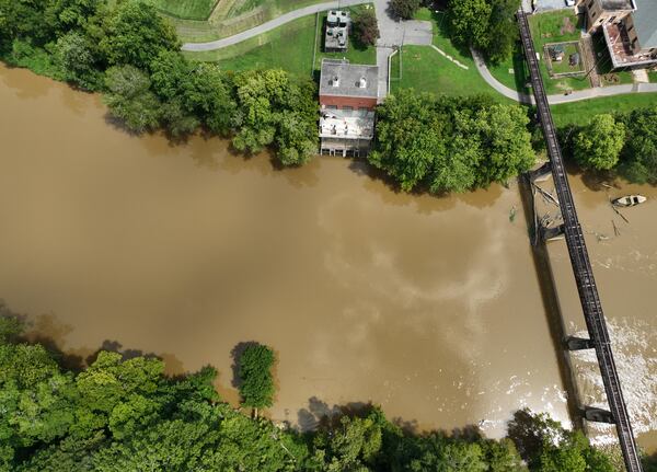 An aerial photograph on Tuesday, Aug. 23, 2022, shows the city of Rome's water pump station (top) on the Oostanaula River, where the city used to draw water. (Hyosub Shin / Hyosub.Shin@ajc.com)