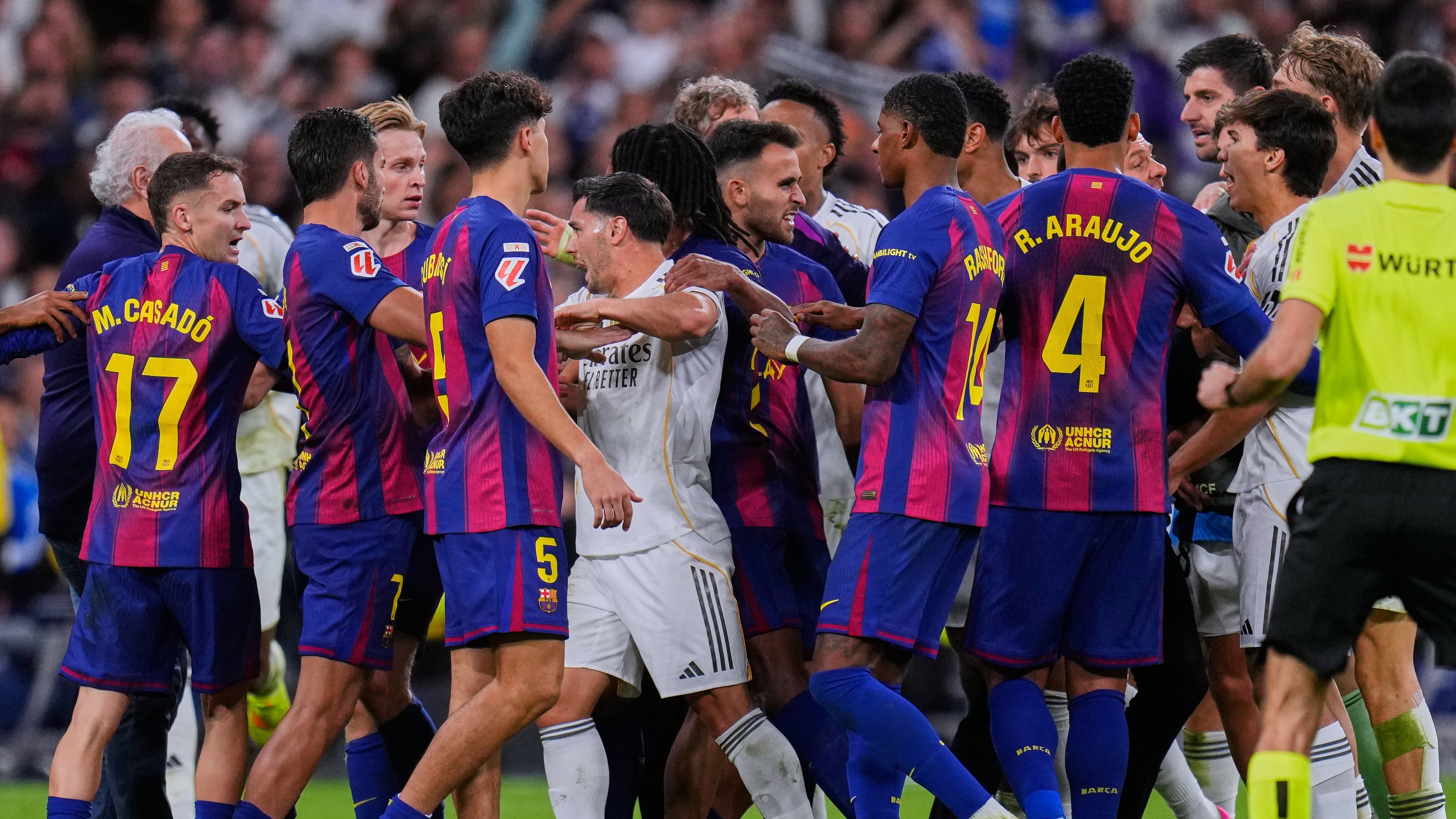 Real Madrid and Barcelona players scuffle during the Spanish La Liga soccer match between Real Madrid and Barcelona, in Madrid, Sunday, Oct. 26, 2025. (AP Photo/Manu Fernandez)